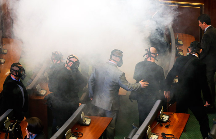 В Косово оппозиция в очередной раз распылила слезоточивый газ в зале заседаний парламента. Окутавшие помещение клубы газа вынудили депутатов прервать работу и покинуть зал.