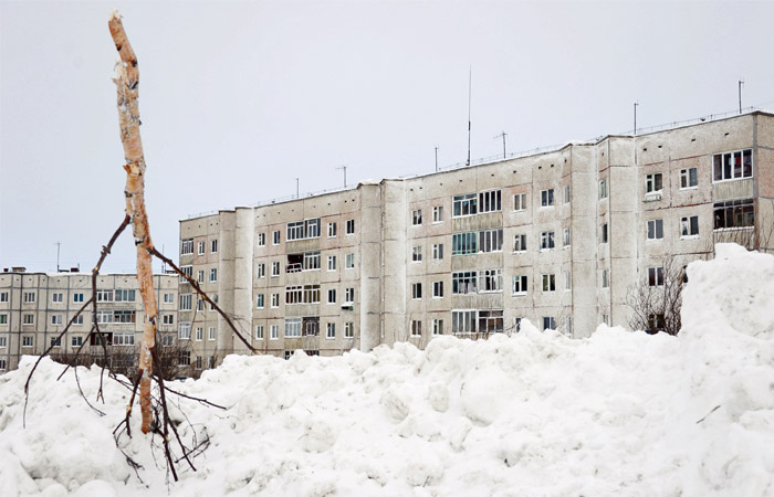 В Мурманской области ликвидируют последствия схода лавины на город Кировск. В ночь на пятницу в Хибинах сошла лавина, которая задела жилые дома на окраине Кировска. На месте происшествия было найдено тело сотрудника отдела лавинной безопасности АО "Апатит".