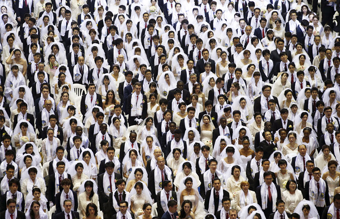 В Южной Корее более тысячи пар влюбленных приняли участие в массовой свадебной церемонии во Всемирном центре гармонии Чонгшим, расположенном в 60-ти километрах к северо-востоку от Сеула