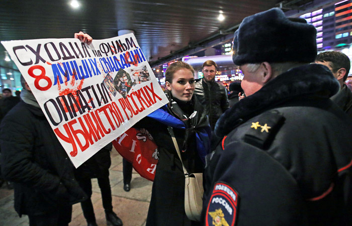 В Москве прошла акция движения "Антимайдан" против показа фильма "8 лучших свиданий" с участием украинского актера Владимира Зеленского, который выступает в поддержку АТО на востоке Украины