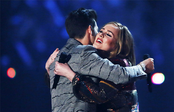 Британская певица Адель принимает награду за лучший альбом ("25")