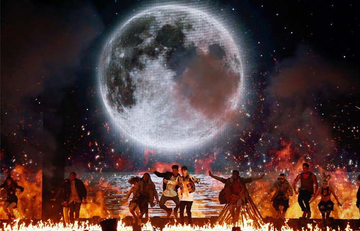 Певец Джастин Бибер во время выступления на церемонии Brit Awards