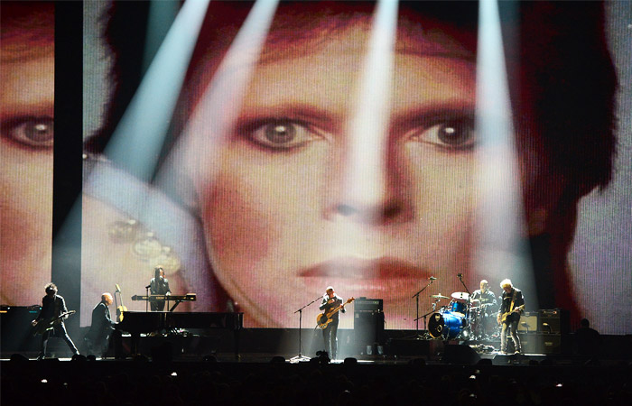 Трибьют легендарному рок-музыканту Дэвиду Боуи на церемонии вручения музыкальной премии