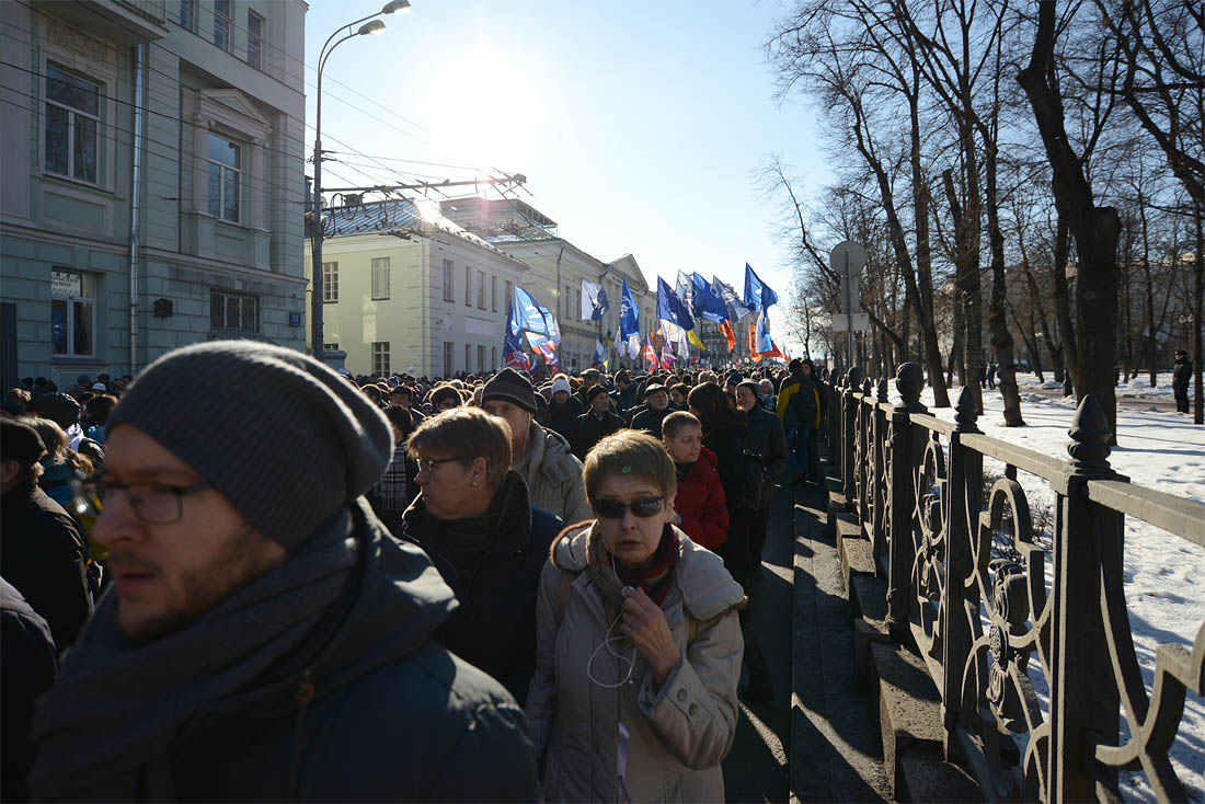 Участники марша растянулись от Рождественского бульвара до конца Петровского бульвара. Они требовали призвать к ответу заказчиков убийства Немцова, а также скандировали антиправительственные лозунги.