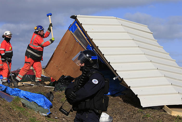 За год лагерь вырос в настоящий город с магазинами, ресторанами, отелями и мечетями