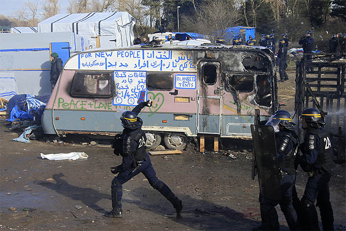 Во время миграционного кризиса в Европе лагерь беженцев, расположенный во французском порте Кале, стал крупнейшим перевалочным пунктом для нелегальных мигрантов, которые пытаются добраться до Великобритании из Франции
