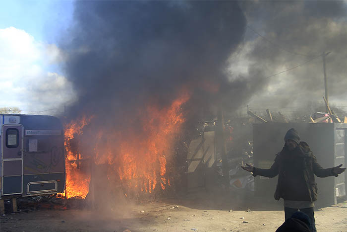 "Джунгли" появились весной 2015 года, и поначалу состояли из обычных палаток. Лагерь был организован местными властями, после ликвидации маленьких поселений мигрантов внутри самого Кале