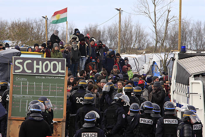 Некоторые британские активисты, работающих в лагере, осудили последние действия французских властей. В частности в "джунгли", как прозвали лагерь в Кале, приезжал актер Джуд Лоу. Он призвал Дэвида Кэмерона позволить детям нелегалов въехать в Великобританию.