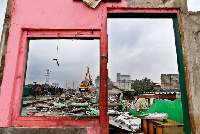 В Джакарте бульдозеры сравняли с землей крупнейший в городе район красных фонарей Калижодо, где жили и работали тысячи проституток. Таким образом правительство страны реализует государственную программу по искоренению проституции. На месте снесенных публичных домов в Калижодо власти пообещали разбить парк.