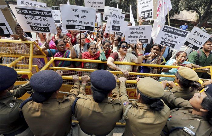В Нью-Дели активистки национальной демократической ассоциации женщин AIDWA провели акции протеста против участившихся случаев изнасилования в столице