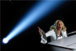 Певица Гага исполняет композицию Til It Happens To You из документального фильма "Зона охоты", посвященного проблеме сексуального насилия в американских вузах