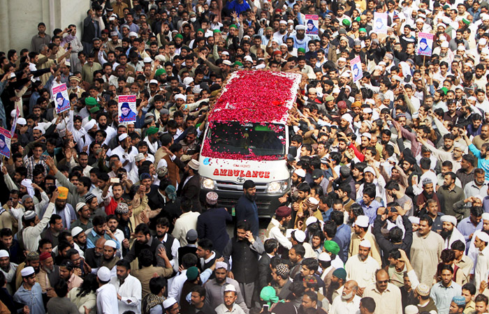 В Пакистане прошли похороны Мумтаза Кадри, казненного после приговора по обвинению в убийстве губернатора крупнейшей провинции Пенджаб в 2011 году. В Исламабаде и прилегающем к нему городе Равалпинди после акций протеста против казни Кадри полиция закрыла школы и усилила меры безопасности. Сотни пакистанцев бросали цветы вслед автомобилю скорой помощи, в которой тело Кадри везли на кладбище.