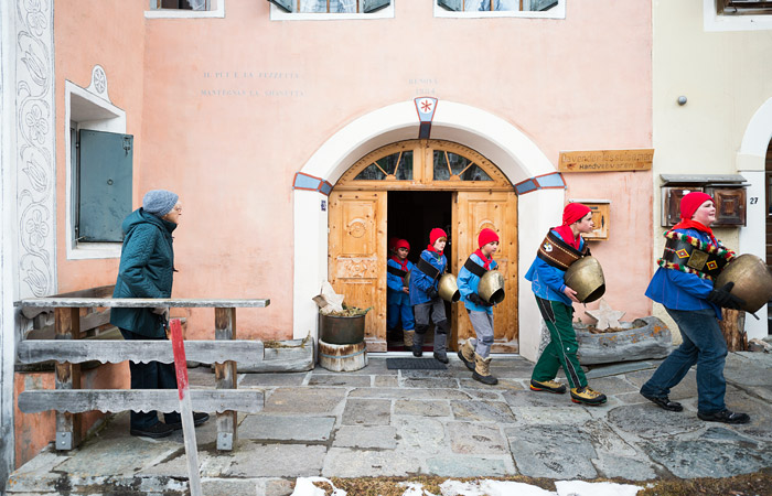 В Швейцарии прошел детский фестиваль проводов зимы "Chalandamarz"