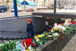 Свечи, игрушки и цветы у станции метро "Октябрьское поле", где накануне была задержана няня, обвиняемая в убийстве ребенка