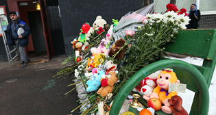 Москвичи несут цветы в память об убитой девочке