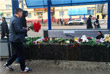 Москвичи несут цветы к станции метро "Октябрьское поле"