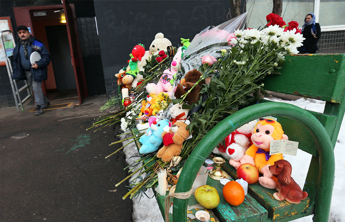 Цветы и игрушки у дома на улице Народного Ополчения, где проживала семья убитой 4-летней девочки