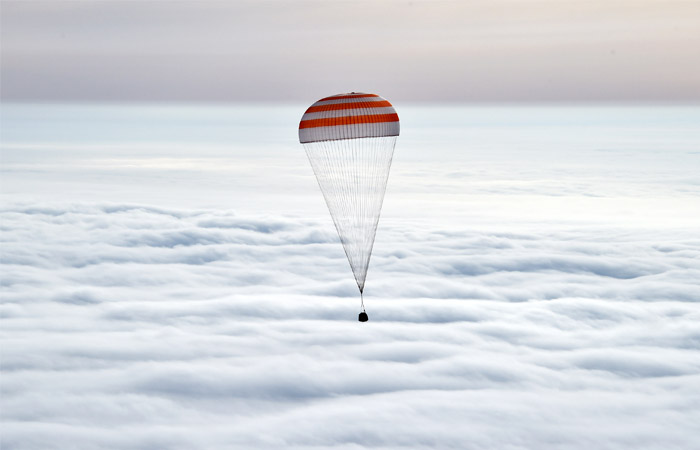 Спускающаяся на парашюте капсула с космонавтами МКС