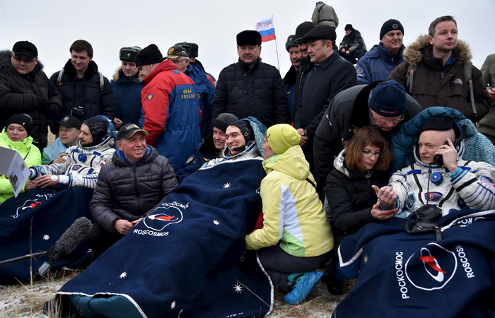 Международный экипаж космического корабля "Союз ТМА-18М" после приземления