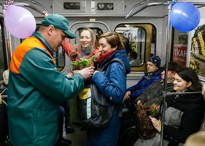 Работники киевского метро сегодня дарили пассажиркам цветы в честь грядущего Международного женского дня