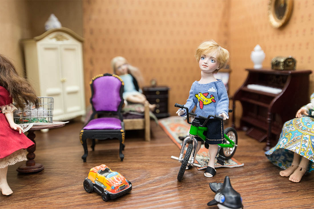 Для кукол тут можно приобрести обувь, одежду и мебель