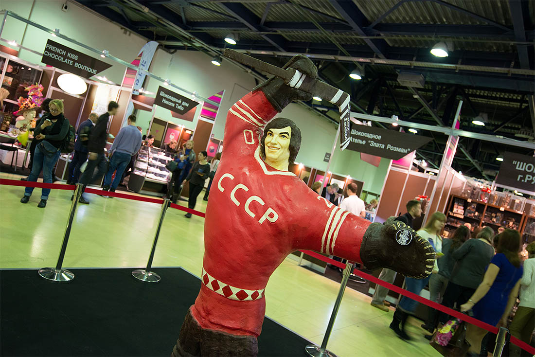 В Москве проходит пятый Шоколадный салон. Среди экспонатов - шоколадный Вячеслав Третьяк в натуральную величину, в программе - показ платьев из шоколада.