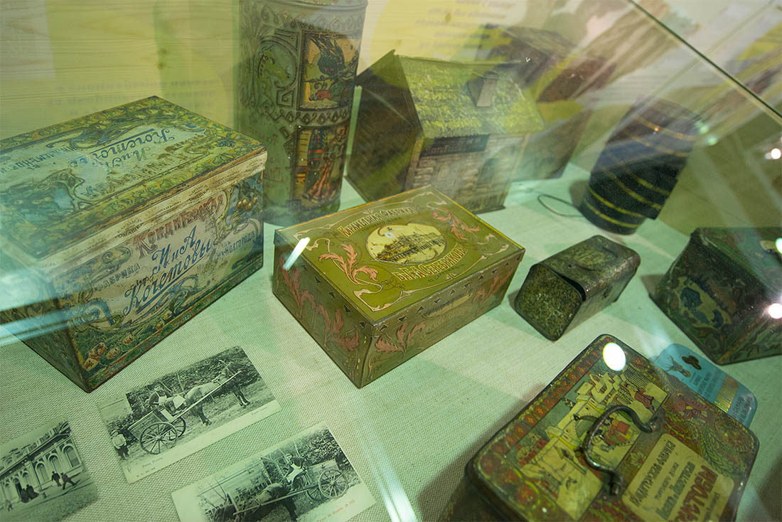 Часть пространства отведена под историческую экспозицию о шоколаде и сладостях. Здесь интересно.