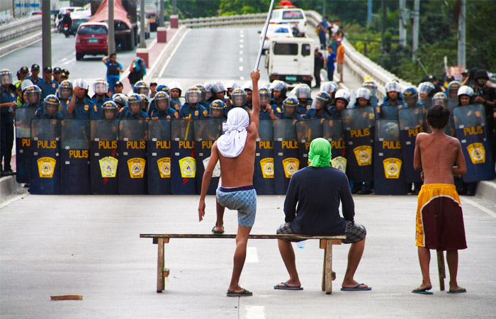Жители незаконного поселения в Кесон-Сити, бывшей столице и самом населенном городе Филиппин, оказали сопротивление силам правопорядка, выступая против сноса своих жилищ