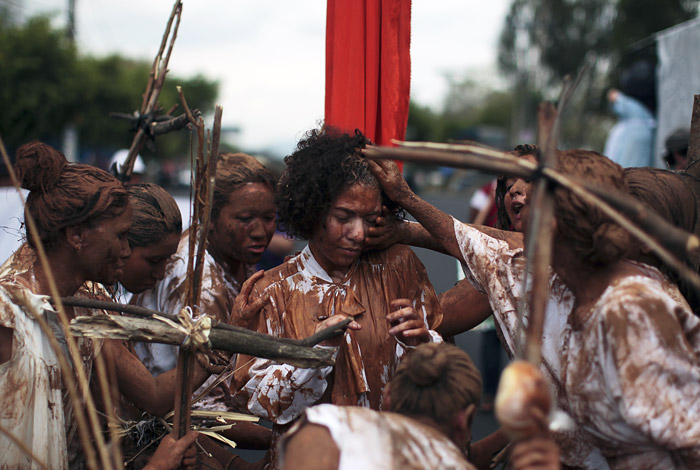 Участницы марша по случаю Международного женского дня в Сальвадоре