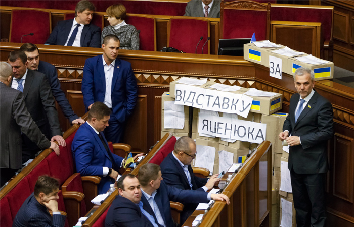 На повестке дня в Верховной раде Украины 15 марта в очередной раз стоял вопрос об отставке премьера Арсения Яценюка. Лидер  "Батькивщины" Юлия Тимошенко призвала проголосовать за увольнение главы правительства. В качестве кандидата на должность премьер-министра СМИ и эксперты называют главу министерства финансов Наталью Яресько, мэра Львова Андрея Садового и спикера Верховной рады Владимира Гройсмана.