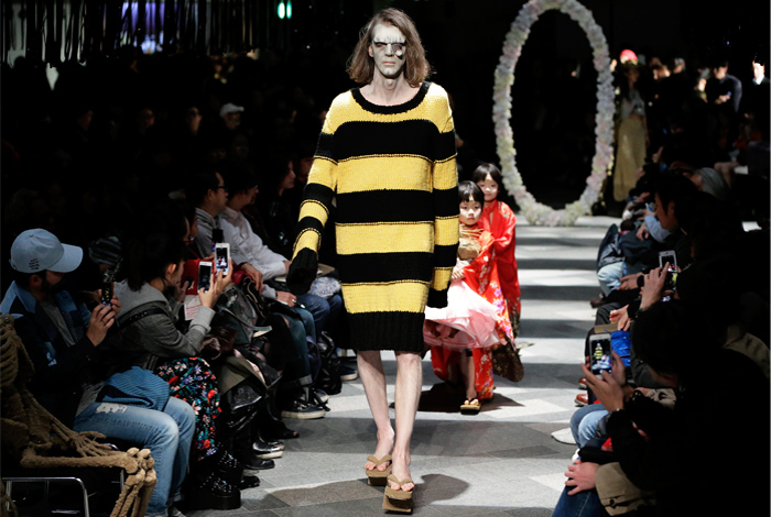 В Токио в рамках Mercedes-Benz Fashion Week прошел весьма необычный показ коллекции дизайнера Йошикадзу Ямагата