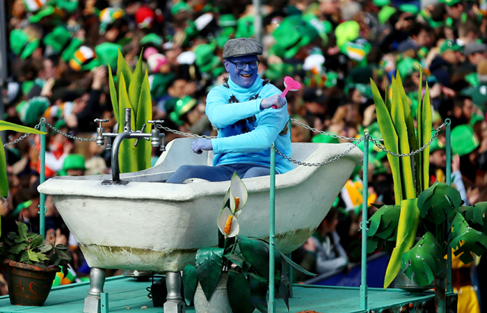 Карнавальное шествие в честь национального праздника в центре Дублина