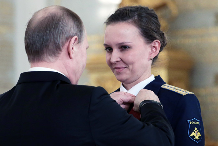 В Георгиевском зале Кремля Владимир Путин вручил государственные награды военным и специалистам военно-промышленного комплекса, отличившимся в ходе выполнения специальных задач в Сирии.