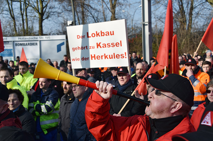 В Германии сотрудники машиностроительной компании Bombardier устроили акцию протеста против запланированного сокращения около 1500 рабочих мест