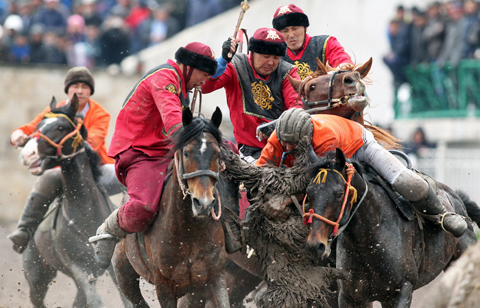 В столице Киргизии Бишкеке прошли четвертьфинальные матчи республиканского турнира по кок-бору. Кок-бору — это национальный вид спорта с элементами скачек и игры. Всадники борются за тушу козла, которую необходимо забросить в ворота команды соперника.