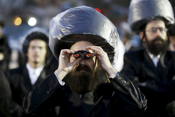 Ультраортодоксальные евреи на свадебной церемонии. Нетания, Израиль.