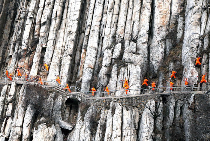 Практика кунг-фу  на скалах в китайской провинции Хэнань