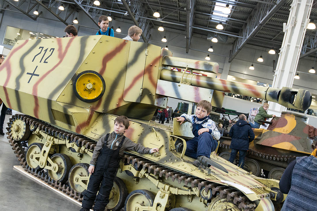 Отличие этой выставки - удивительная доступность экспонатов. Детям тут можно практически все.