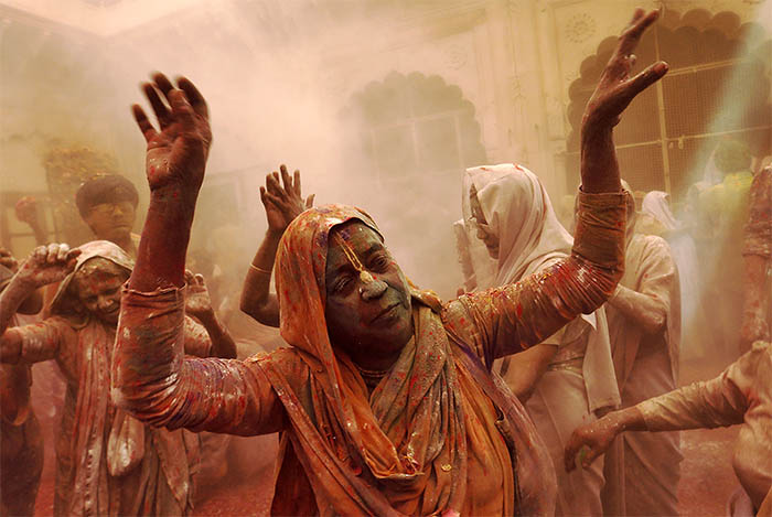 Праздник Холи специально для индийских вдов: традиционно они не принимают участия в этом празднике, отказываясь от всех развлечений, но в  приюте для вдов, оставшихся без внимания родных, это правило не действует. Холи, так же известный как Фестиваль красок знаменует приход весны.