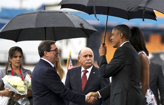 Президента США в аэропорту Гаваны встречал министр иностранных дел Кубы Бруно Родригес. Рауль Кастро в аэропорт не приехал, хотя ранее он лично встречал там папу римского и российского патриарха Кирилла.