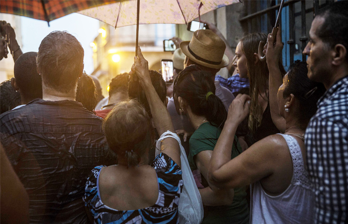 Жители кубинской столицы вышли на улицы поприветствовать американского лидера