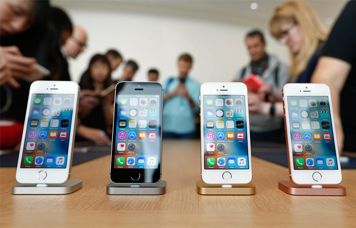 Новый iPhone SE в четырех цветах — серебристом, темно-сером, золотом и цвете розовое золото