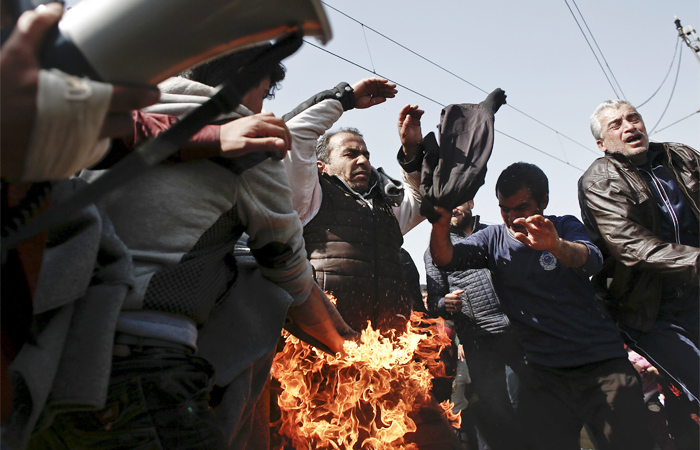 В лагере мигрантов возле Идомени в Греции беженец совершил демонстративный самоподжог во время акции протеста против закрытия границы между Грецией и Македонией