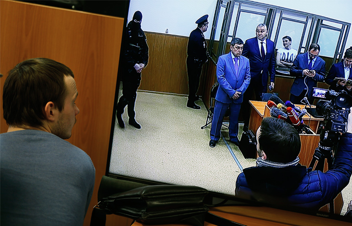 Журналист смотрит на трансляцию судебного заседания по оглашению приговора Надежде Савченко