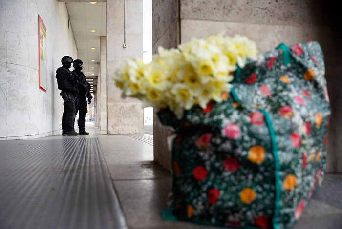 В Брюсселе произошла серия терактов. Первые два взрыва раздались около восьми утра по местному времени в международном аэропорту Брюсселя "Завентем". Примерно через час еще один взрыв произошел в городском метро. Три взрывных устройства были обезврежены в аэропорту после теракта. По последним данным трагедия унесла жизни 34 человек, почти 200 были ранены.