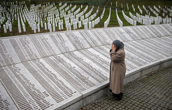 На мемориальном кладбище Потоцари перед заседанием Международного трибунала по бывшей Югославии вспомнили жертв массовых убийств в июле 1995 года в Сребренице. В четверг Гаагский трибунал приговорил экс-лидера боснийских сербов Радована Караджича к 40 годам тюрьмы за различные преступления в Боснии и Герцеговине в 1990-е годы, в том числе за геноцид в Сребренице.