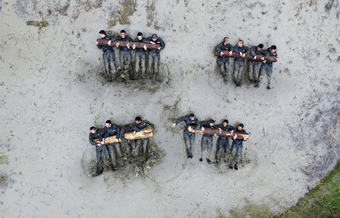 Необычная тренировка полицейских прошла в городе Юэян китайской провинции Хунань