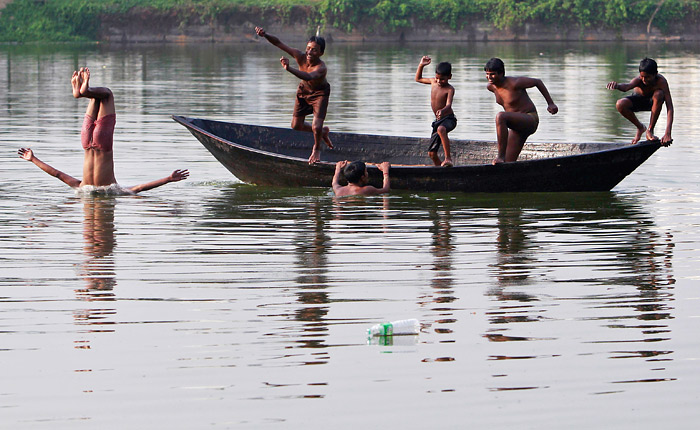 Дети играют на озере в Агартале. Индия.