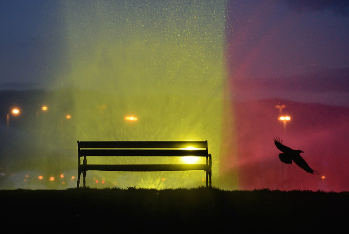 Фонтан, подсвеченный цветами бельгийского флага. Загреб, Хорватия.