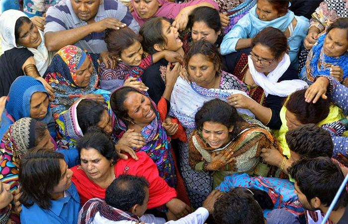 В пакистанском городе Лахор прошли похороны погибших в результате теракта в детском парке. В воскресенье террорист-смертник привел в действие взрывное устройство в парке Гульшан-и-Икбал. Взрыв привел к гибели 72 человек, включая более 20 детей, ранения получили более 200 человек.